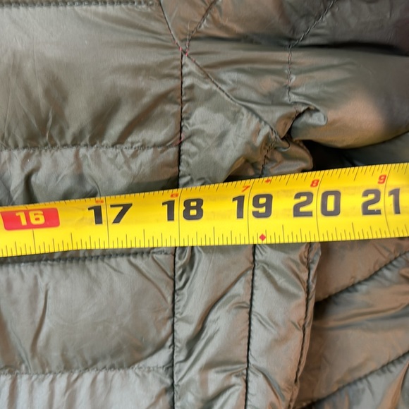 Gap lightweight puffer in black moss size small. Ex cond! - Picture 5 of 10